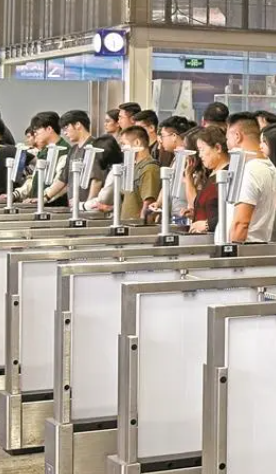 Shenzhen railway system breaks passenger records during post-holiday surge